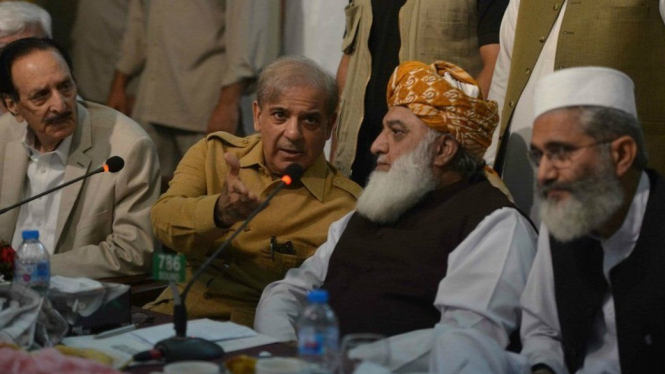 Para pemimpin partai termasuk Shahbaz Sharif dari PML-N (ke-2 kiri) dan Maulana Fazalur Rehman dari MMA (ke-2 kanan). - AFP