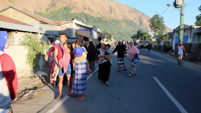 Warga berkumpul akibat gempa bumi di Lombok