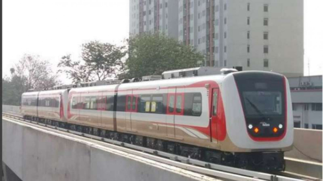 PT Light Rail Transit atau LRT Jakarta merilis foto-foto dan video ketika satu rangkaian LRT diuji dinamis di jalur Kelapa Gading, Jakarta, pada Minggu, 29 Juli 2018.