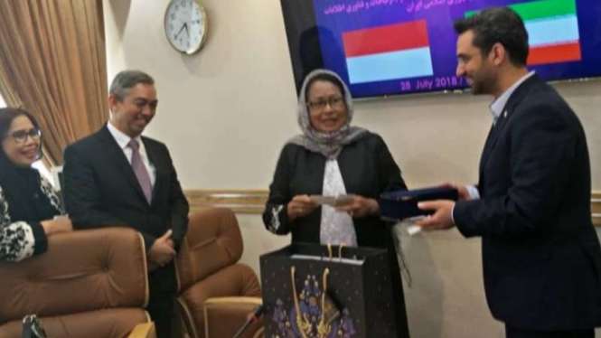 Menteri Pemberdayaan Perempuan dan Perlindungan Anak, Yohana Yembise (tengah) berkunjung ke Iran. 