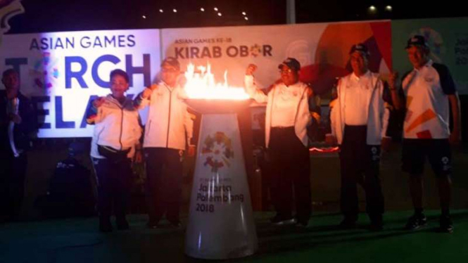 Kirab Obor Api Asian Games 2018 di Makassar, Sulawesi Selatan.