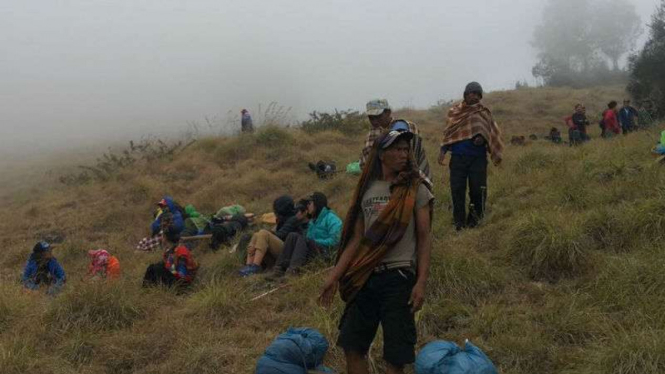 Proses evakuasi para pendaki di Gunung Rinjani di Nusa Tenggara Barat pada Minggu, 29 Juli 2018.