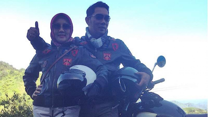 Ridwan Kamil dan istri touring naik motor Royal Enfield