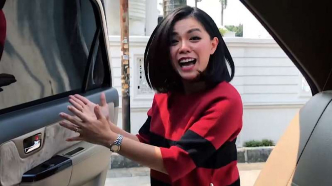 Merry Riana melakukan Kiki Challenge