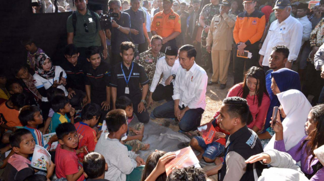 Presiden Joko Widodo meninjau pengungsi korban gempa bumi di Lombok