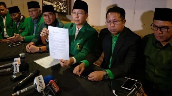 Wakil Ketua Umum PPP Muktamar Jakarta, Humphrey Djemat, menunjukkan surat.