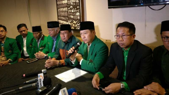 Wakil Ketua Umum PPP Muktamar Jakarta, Humphrey Djemat (tiga dari kanan).