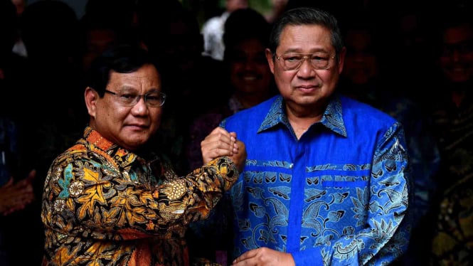 Ketua Umum Partai Gerindra Prabowo Subianto (kiri) berjabat tangan dengan Ketua Umum Partai Demokrat Susilo Bambang Yudhoyono (kanan)