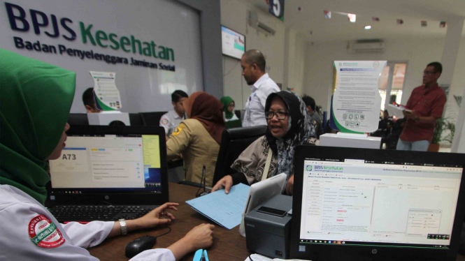 Petugas melayani pengurusan kepesertaan Badan Penyelenggara Jaminan Sosial (BPJS) Kesehatan di Kabupaten Bogor, Jawa Barat