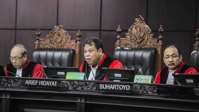 Ketua Majelis Hakim Mahkamah Konstitusi (MK), Arief Hidayat (tengah)