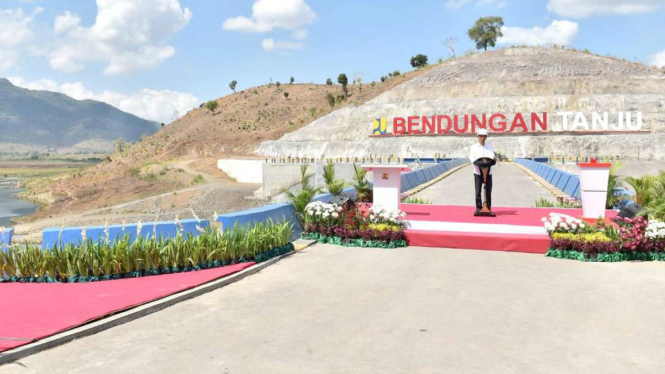 Presiden Joko Widodo saat meresmikan Bendungan Tanju di Nusa Tenggara Barat.