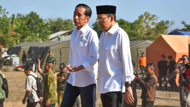 Presiden Joko Widodo (kiri) didampingi Gubernur NTB TGB Zainul Majdi (kanan) mengunjungi pengungsian korban gempa bumi di Desa Madayin, Kecamatan Sambelia, Selong, Lombok Timur, NTB