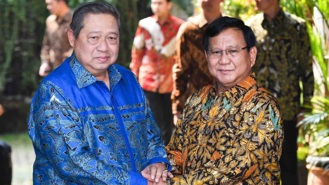 Ketua Umum Partai Gerindra Prabowo Subianto (kanan) berjabat tangan dengan Ketua Umum Partai Demokrat Susilo Bambang Yudhoyono (kiri)
