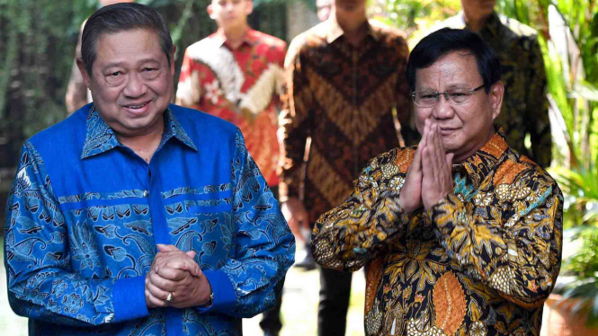 Ketua Umum Partai Gerindra Prabowo Subianto (kanan) dan Ketua Umum Partai Demokrat Susilo Bambang Yudhoyono (kiri)