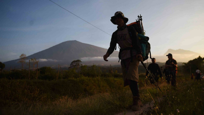 Evakuasi pendaki dan wisatawan yang terjebak di Gunung Rinjani