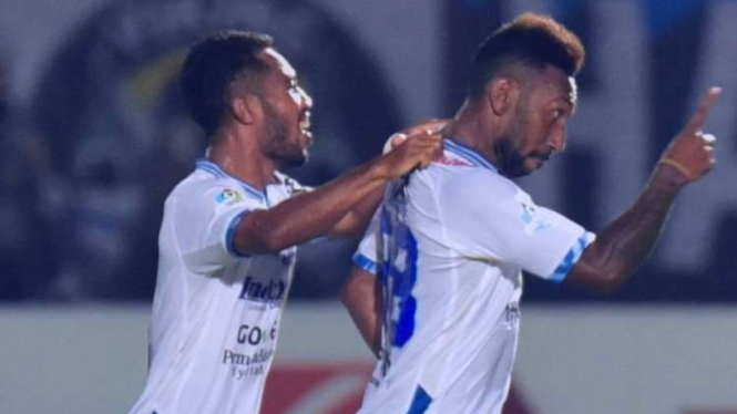 Pemain Persib Bandung merayakan gol Patrich Wanggai.