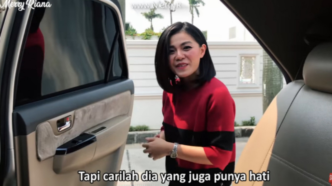 Merry Riana melakukan aksi Kiki Challenge