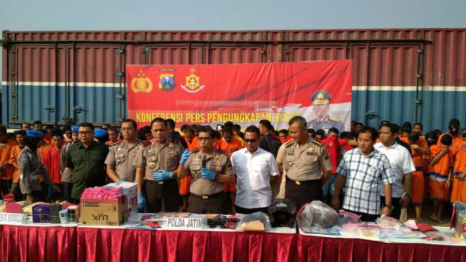 Kepala Polda Jawa Timur Inspektur Jenderal Polisi Machfud Arifin saat merilis kasus kriminalitas di Surabaya, pada Selasa, 31 Juli 2018.