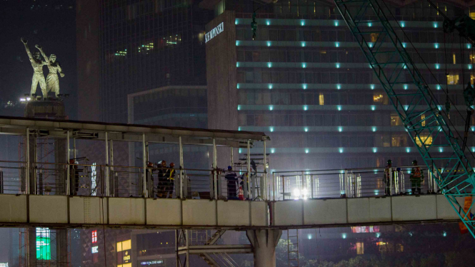 Petugas merobohkan Jembatan Penyeberangan Orang (JPO) di Kawasan Bunderan Hotel Indonesia, Jakarta
