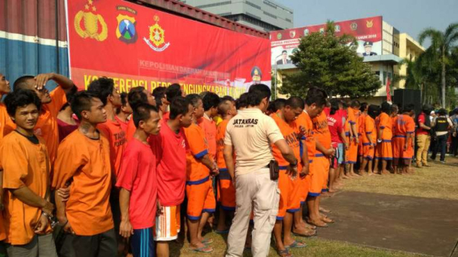 Para preman jalanan yang ditangkap demi pengamanan Asian Games saat diperlihatkan dalam konferensi pers di Markas Polda Jawa Timur di Surabaya pada Selasa, 31 Juli 2018.