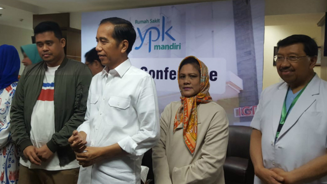 Jokowi memberi keterangan pers usai proses kelahiran Kahiyang