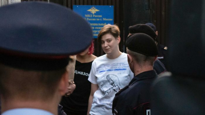 Olga Pakhtusova anggota Pussy Riot dibebaskan dari penjara dan dimasukkan dalam mobil polisi di Moskow.