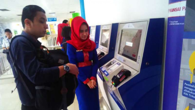 Transaksi non-tunai di stasiun besar Medan.