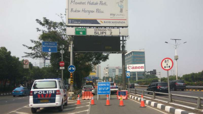 Uji coba penutupan pintu tol di Pintu Tol Slipi 2, Jakarta Barat.