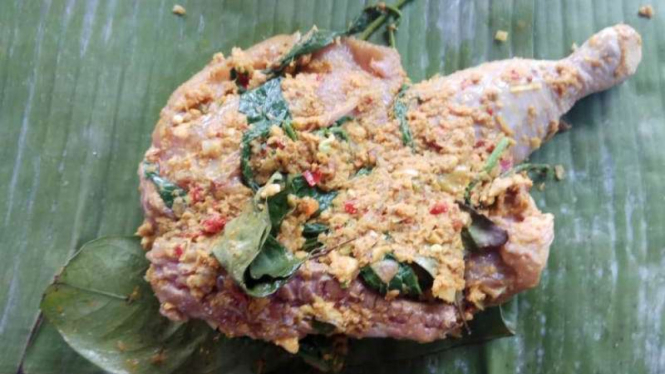 Proses memasak Ayam Betutukhas Bali