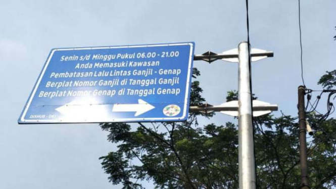 Rambu petunjuk menuju kawasan ganjil genap di Jalan Saharjo, Jakarta Selatan.