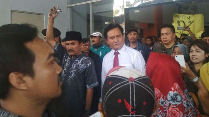 Advokat kondang Yusril Ihza Mahendra saat mendampingi terdakwa Henry J Gunawan dalam sidang di tempat di Pasar Turi Baru, Surabaya, Jawa Timur, pada Rabu, 1 Agustus 2018.