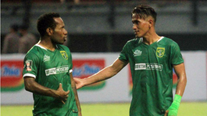 Mantan pemain Persebaya Surabaya, Sidik Saimmima (kanan)