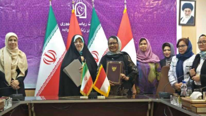 Menteri Pemberdayaan Perempuan dan Perlindungan Anak Yohana Yembise dan Wakil Presiden Iran urusan Perempuan dan Keluarga, Masoumeh Ebtekar, di Iran. 