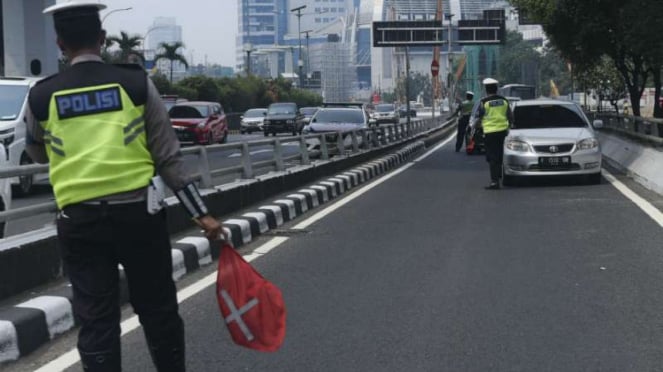  Tilang terhadap pengendara di kawasan perluasan sistem ganjil genap