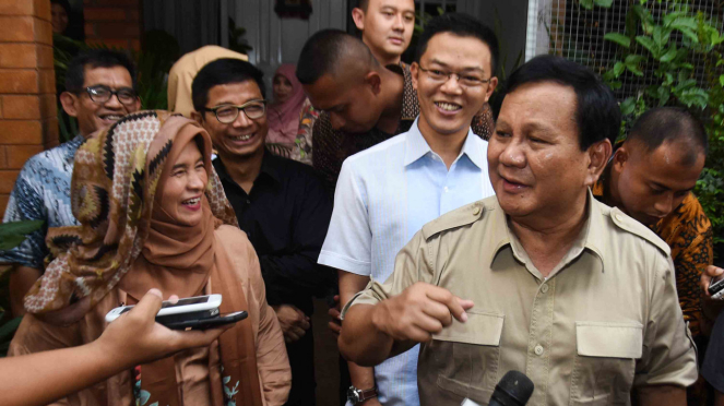 Ketua Umum Partai Gerindra Prabowo Subianto (kanan) memberi keterangan pada wartawan seusai mengunjungi kediaman Neno Warisman (kiri) di Perumahan Griya Tugu Asri, Depok, Jawa Barat