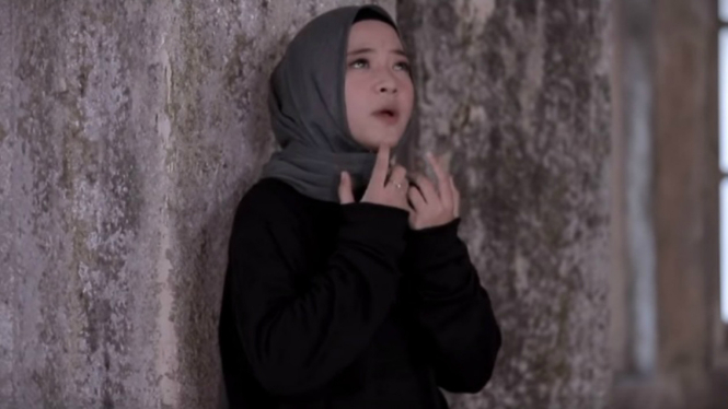 Anisa Sabyan dalam video klip Atouna El Toufoule.