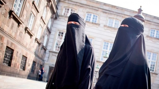 Dua perempuan Muslim warga Denmark menuju gedung Parlemen di Kopenhagen, yang sedang membahas pelarangan penggunaan penutup muka di tempat umum. - MADS CLAUS RASMUSSEN/AFP/Getty Images