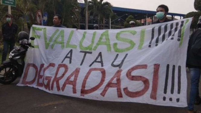 Aksi protes suporter Persebaya Surabaya (Bonek)