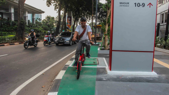 Jalur sepeda di trotoar kawasan Jalan Asia Afrika, Senayan, Jakarta