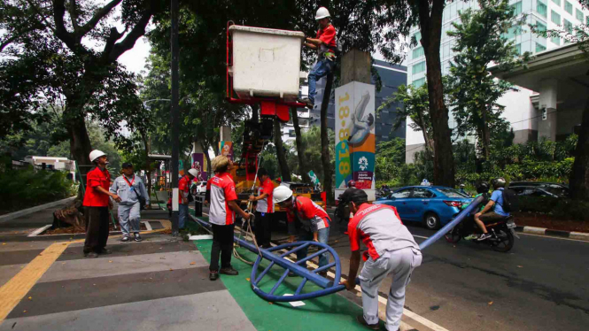 Jalur sepeda di trotoar kawasan Jalan Asia Afrika, Senayan, Jakarta