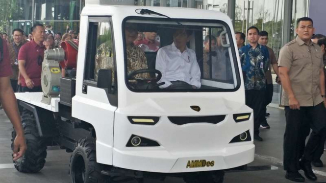 Presiden Joko Widodo disopiri Airlangga Hartarto