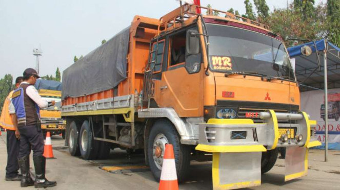 Control de camiones Odol en la carretera de peaje de Yakarta-Tangarang.