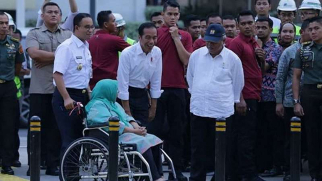 Presiden Jokowi didamping Menteri PUPR dan Gubernur Anies Baswedan.