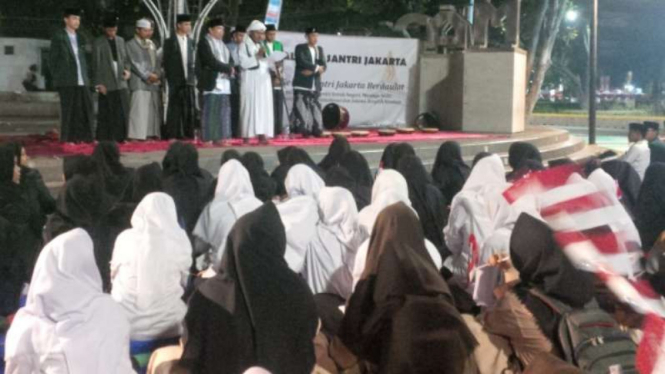 Ratusan santri deklarasi dukung Jokowi di depan Istana Negara.