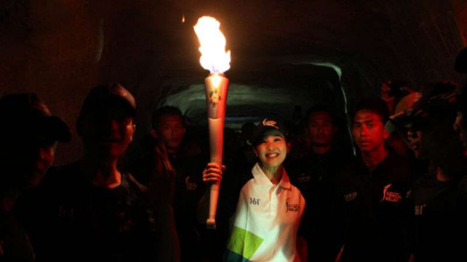 Aktris cantik Olivia Zalianty bawa obor Asian Games di Lubang Jepang, Bukittinggi.