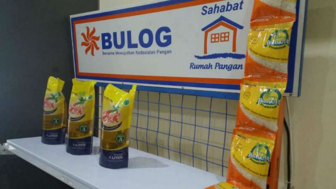 Beras kemasan sachet di Rumah Pangan Kita di Tangerang, Banten.