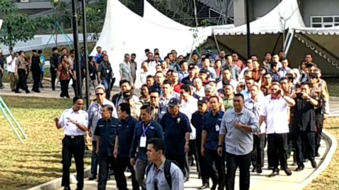 Anies Baswedan bersama Jusuf Kalla meninjau Wisma Atlet Kemayoran.