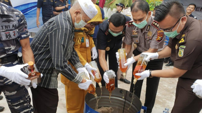 Dari Miras Hingga Gula, Barang-Barang Ilegal ini Dimusnahkan Bea Cukai