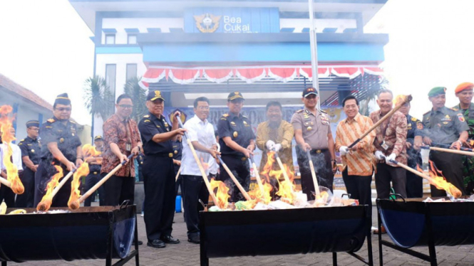 Kanwil Bea Cukai Jatim II Amankan Pabrik Rokok Ilegal dan Musnahkan Jutaan Rokok