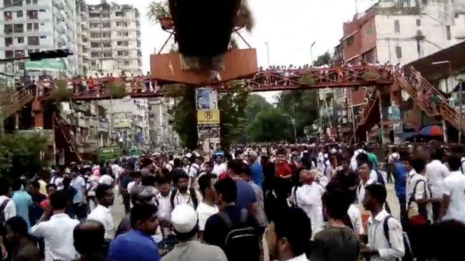 Massa pelajar dan mahasiswa lumpuhkan Kota Dhaka, Bangladesh